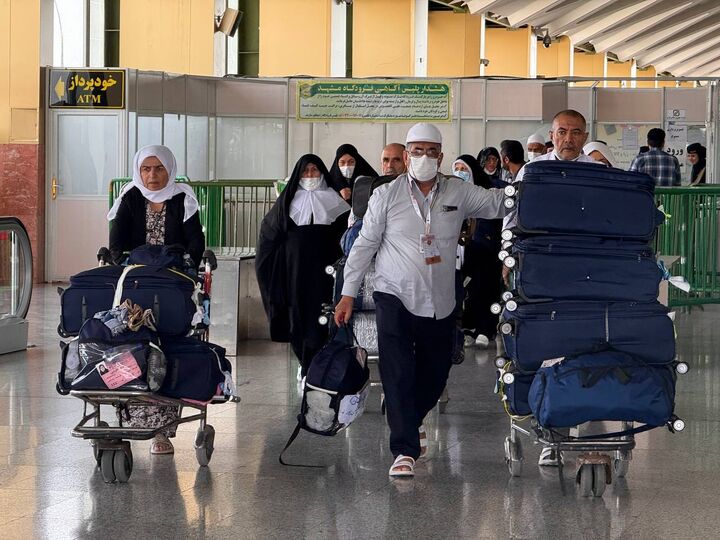 ۱۰ پرواز در یک روز؛ تسریع در ادامه روند بازگشت حجاج از مدینه به فرودگاه مشهدمقدس ببینید | بازگشت حجاج به وطن در فرودگاه مشهد