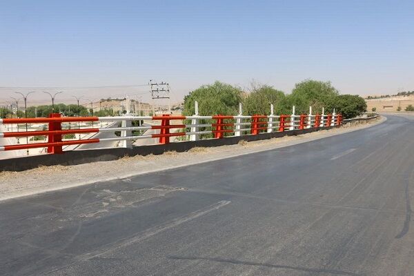 نصب و رنگ‌آمیزی هندریل‌ پل‌های بروجن چهارمحال و بختیاری در حال اجراست