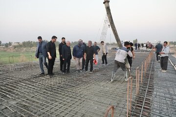 ببینید| بازدید استاندار خوزستان و جمعی از مسئولان استانی و شهرستان باوی از پل عنافچه بر روی رودخانه کارون