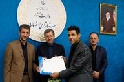 ببینید | تجلیل استاندار اصفهان مدیرکل راهداری و حمل‌و‌نقل جاده‌ای استان اصفهان به عنوان بخش‌ فعال در کاهش تصادفات و تلفات جاده‌ای استان