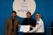 ببینید | تجلیل استاندار اصفهان مدیرکل راهداری و حمل‌و‌نقل جاده‌ای استان اصفهان به عنوان بخش‌ فعال در کاهش تصادفات و تلفات جاده‌ای استان