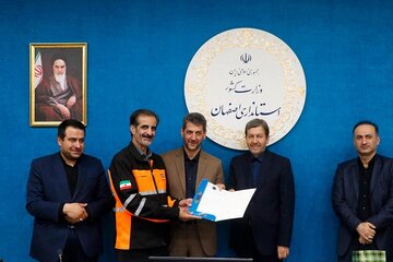 ببینید | تجلیل استاندار اصفهان مدیرکل راهداری و حمل‌و‌نقل جاده‌ای استان اصفهان به عنوان بخش‌ فعال در کاهش تصادفات و تلفات جاده‌ای استان