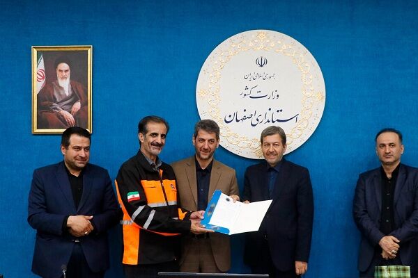 ببینید | تجلیل استاندار اصفهان از مدیرکل راهداری و حمل‌ونقل جاده‌ای استان اصفهان به عنوان بخش‌ فعال در کاهش تصادفات و تلفات جاده‌ای استان