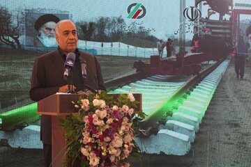 گام بلند وزارت راه و شهرسازی در مسیر توسعه زیرساخت‌های حمل و نقل با آغاز عملیات ریل گذاری راه آهن مبارکه - سفیددشت - شهرکرد  