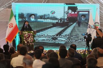وزیر راه و شهرسازی: امیدوارم سوت قطار تا پایان سال آینده در بام ایران شنیده شود