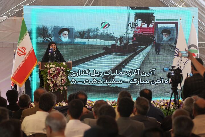 وزیر راه و شهرسازی: امیدوارم سوت قطار تا پایان سال آینده در بام ایران شنیده شود