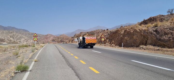 اجرای بیش از یکهزار کیلومتر خطکشی در محورهای جنوب کرمان از ابتدای سال راهداری