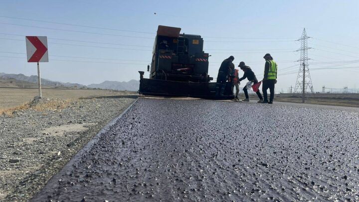 آغاز اجرای عملیات روکش حفاظتی اسلاریسیل در محور کهنوج – منوجان با هدف افزایش ایمنی و ارتقای کیفیت رویه راه راهداری