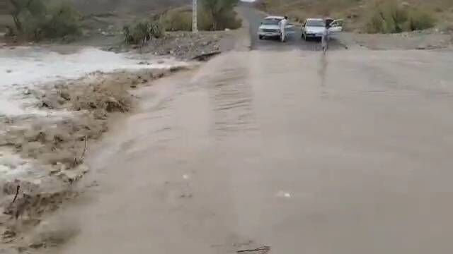 مسدودی چند راه روستای در پی بارندگی و طغیان شدید رودخانه های فصلی در قلعه گنج راهداری