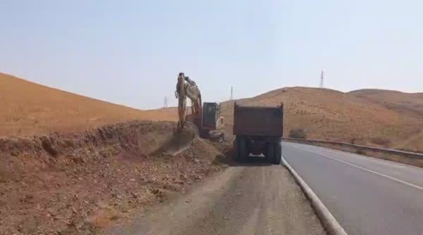 ویدیو|انجام عملیات تعریض شانه راه محور سنندج – دیواندره (کردستان) عملیات تعریض شانه راه محور سنندج – دیواندره