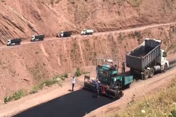 ویدیو| ادامه عملیات روکش آسفالت محور روستایی دیزان -ناریان در شهرستان طالقان