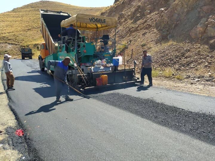 آغاز ادامه عملیات بهسازی و روکش آسفالت محور روستایی خوراس-دروان