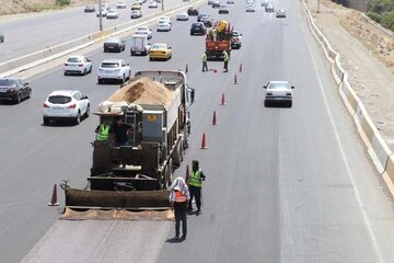 ببینید|عملیات روکش آسفالت حفاظتی در لاین جنوبی آزاد راه تهران کرج محدوده گرمدره در استان البرز