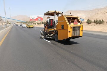 ویدیو|عملیات خط کشی گرم در آزادراه کرج- قزوین محدوده انتهای حوزه استحفاظی (سیمان آبیک)