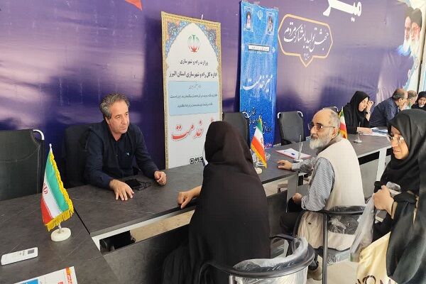 ببینید | حضور میدانی مدیرکل راه و شهرسازی البرز در میز خدمت نماز جمعه کرج
