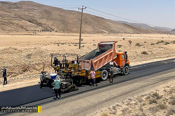آغاز عملیات آسفالت در فاز دوم مسیر ارتباطی روستای دنگز با مشارکت خیرین