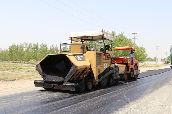 ویدیو|اجرای عملیات روکش آسفالت راه روستایی زکی آباد به اغلان تپه از توابع شهرستان چهارباغ