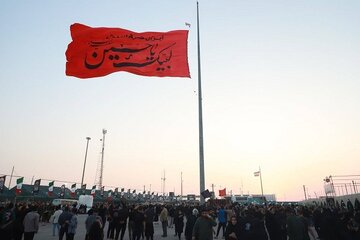 آیین برافراشتن پرچم سیدالشهدا(ع) با شعار «ایران حرم است» در مرز شلمچه برگزار شد