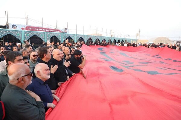 ویدئو| برپایی موکب اداره کل راهداری و حمل و نقل جاده ای خوزستان در طریق الحسین پرچم