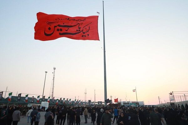 آیین برافراشتن پرچم سیدالشهدا(ع) با شعار «ایران حرم است» در مرز شلمچه برگزار شد