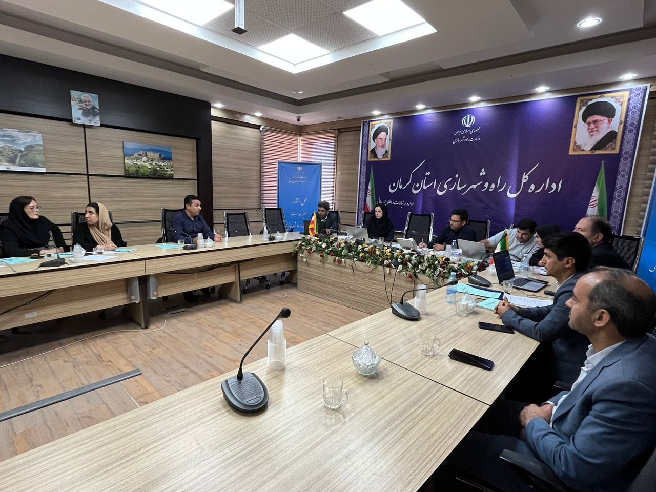 برپایی میز خدمت وزارت راه و شهرسازی هم‌زمان با سفر وزیر راه و شهرسازی به استان کرمان