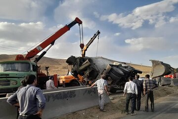 نیوجرسی‌های محور بروجن-گندمان مانع سقوط کامیون و نجات جان راننده شدند