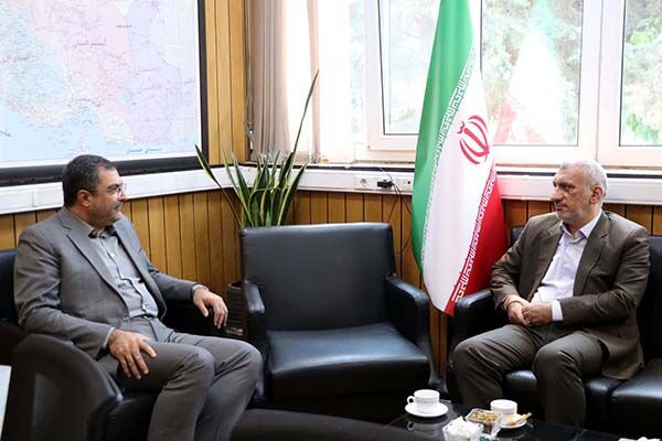 انوشیروان مهری، مشاور وزیر و رئیس مرکز مقاومت بسیج وزارت راه و شهرسازی با مجید کیانپور مدیرعامل شرکت آزمایشگاه فنی و مکانیک خاک دیدار کرد