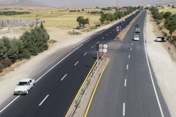 نصب بیش از ۵۰۰۰ تابلو و علائم ایمنی در راههای ایلام نصب تابلو