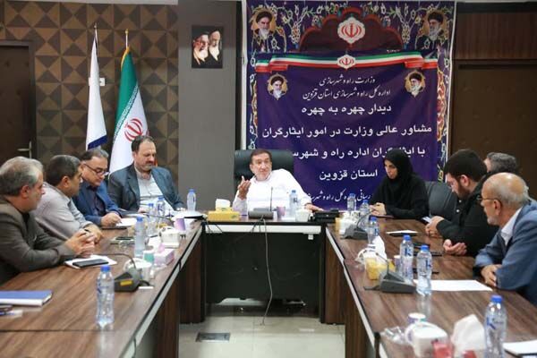 بر پایی میز خدمت و بررسی مشکلات کارکنان جامعه ایثارگران اداره کل راه و شهرسازی قزوین با حضور مشاور وزیر