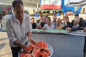 ویدیو|پذیرایی موکب فعالان حمل و نقل و راهداری استان البرز از زائران اربعین حسینی در پایانه مرزی برکت