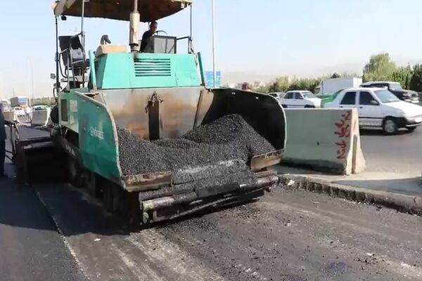ویدیو|عملیات آسفالت پروژه تعریض لاین جنوبی آزاد راه کرج قزوین محدوده پل یادگار تا پل استاندارد