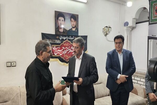 دیدار استاندار و مدیرکل راهداری و حمل و نقل جادهای لرستان با خانواده شهید حمید آقایی دیدا با خانواده شهدا