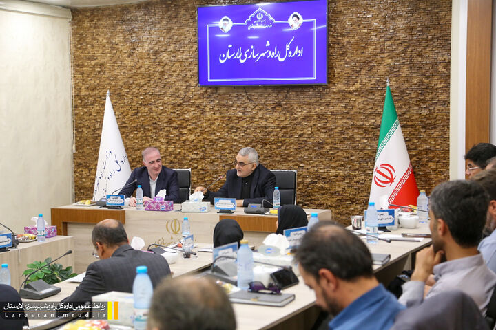 نشست مشترک دکتر بروجردی نماینده مردم در مجلس شورای اسلامی و مهندس میرزایی مدیرکل راه و شهرسازی لارستان با فرمانداران شهرستان لارستان ، خنج ، گراش ، اوز و جویم