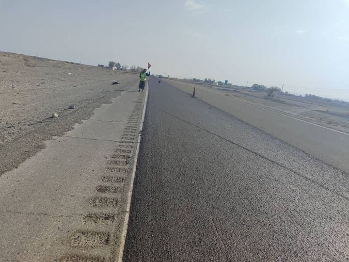 اجرای آسفالت حفاظتی محور جیرفت - کهنوج در دستور کار ویژه قرار دارد راهداری