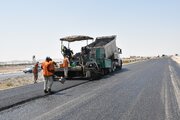 ببینید | اجرای عملیات آسفالت ریزی نقطه اتصال ابتدایی محور سرخه-سمنان