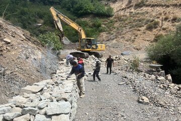 ببینید|️ ادامه عملیات بهسازی و ترانشه برداری محور روستایی همه جا از توابع محور کرج کندوان