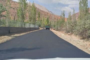 ویدیو|تکمیل عملیات آسفالت‌ریزی در محور گردشگری تنگه داستان زیبا شهر مجن