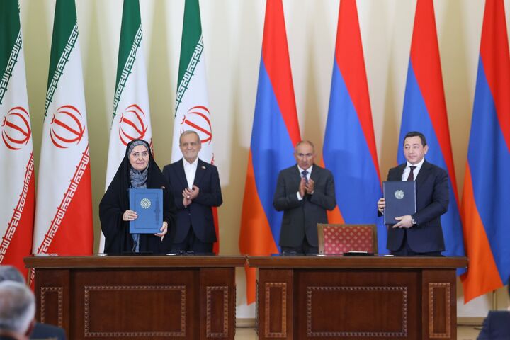 امضاء تفاهمنامه همکاری مشترک میان وزیر راه و شهرسازی ایران و رئیس کمیته شهرسازی ارمنستان وزیر ارمنستان