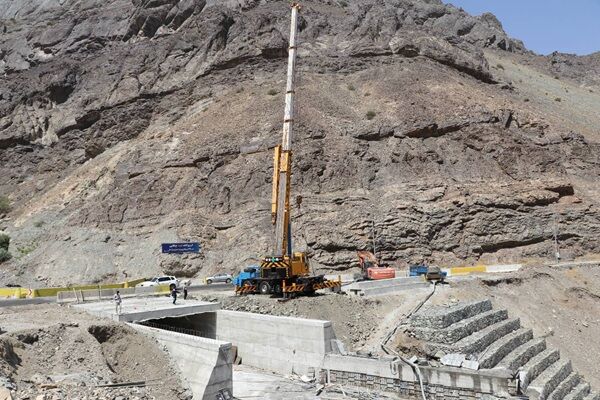 ببینید|️ادامه عملیات احداث پل تکاوران در محور کرج- کندوان