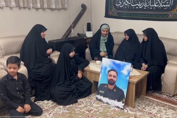 وزیر راه و شهرسازی با خانواده شهید جنگ تحمیلی ۱۲ روزه دیدار کرد