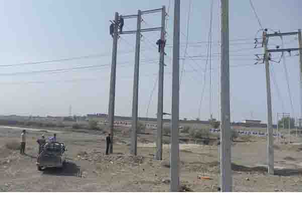 آغاز عملیات جابهجایی تیرهای برق در محور کهنوج–رودان جنوب کرمان تیر برق