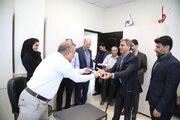 ببینید|تجلیل مهندس علی زندی فر مدیر کل راهداری و حمل و نقل جاده‌ای استان البرز و معاونین اداره کل  از همکاران به مناسبت روز کارمند