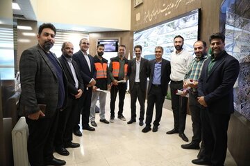 ویدیو | تجلیل مهندس علی زندی فر مدیر کل راهداری و حمل و نقل جاده‌ای استان البرز و معاونین اداره کل  از همکاران به مناسبت روز کارمند