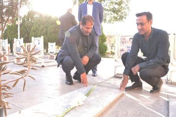 ببینید | تجدید میثاق مدیرکل و کارکنان راه و شهرسازی استان اصفهان با آرمان‌های شهدا به مناسبت هفته دولت