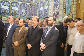 ببینید | غبارروبی مزار شهدا و صحن امامزاده طاهر (ع) کرج توسط مدیران کل راه و شهرسازی و راهداری استان البرز در هفته دولت