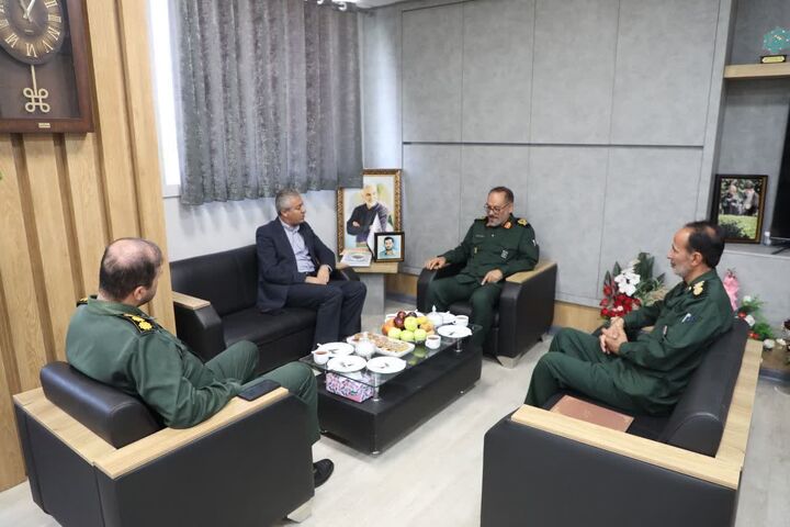 تقدیر فرمانده سپاه شهدا از فعالیتهای توسعه عمرانی راه و شهرسازی آذربایجانغربی دیدار سردار محمد حسین رجبی فرمانده سپاه شهدا آذربایجانغربی با پیمان آرامون مدیرکل و رئیس شورای هماهنگی راه و شهرسازی استان