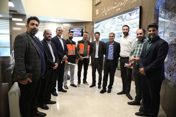 ویدیو | تجلیل مهندس علی زندی فر مدیر کل راهداری و حمل و نقل جاده‌ای استان البرز و معاونین اداره کل  از همکاران به مناسبت روز کارمند