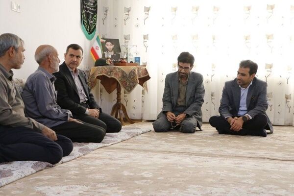دیدار مدیرکل راه و شهرسازی با تنها خانواده شهید جنگ تحمیلی ۱۲ روزه سیستان و بلوچستان سیستان