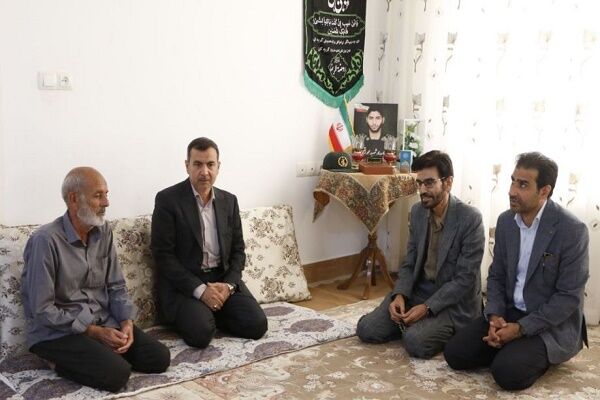 ببینید| دیدار مدیرکل راه و شهرسازی با تنها خانواده شهید جنگ تحمیلی ۱۲ روزه سیستان و بلوچستان همزمان با هفته دولت