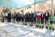 ببینید | همزمان با فرارسیدن هفته دولت؛ مراسم غبارروبی و عطر افشانی امام زاده طاهر (ع) و مزار شهدا با حضور مدیرکل راهداری و حمل و نقل جاده‌ای استان البرز